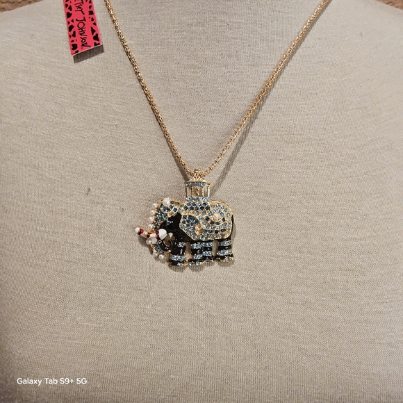BLUE RHINESTONE ELEPHANT STATEMENT NECKLACE - Picture 3 of 3